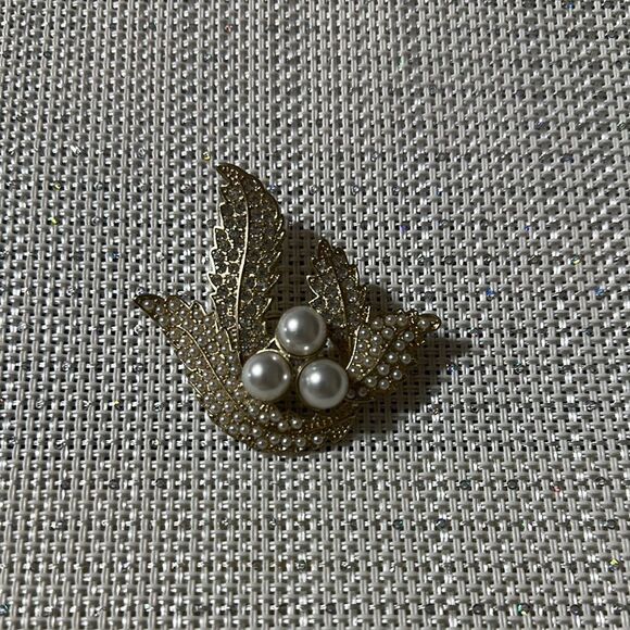 Vintage Three Faux Pearl Four Leaf Rhinestone Tiny Faux Pearls Gold Tone Brooch - Picture 2 of 4